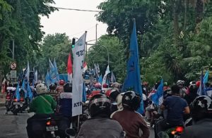 Aksi Buruh Menuntut Putusan Pemprov Jatim Melakukan Longmarch Menuju Pusat Kota