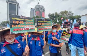 Kawal Putusan MK, Ribuan Buruh Unjuk Rasa di Patung Kuda Monas