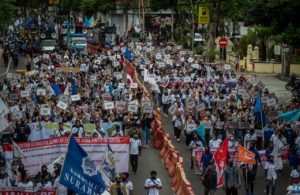 Massa Buruh Longmarch ke Grahadi Tuntut Kenaikan UMP Jatim