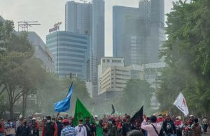Demo Buruh Kawal Penetapan UMK Jatim