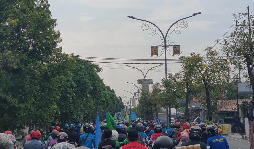 Suasana Unjuk Rasa Menuju Kantor Bupati Gresik