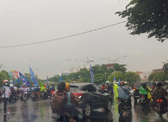 Suasana Demo Depan Taman Pelangi Surabaya