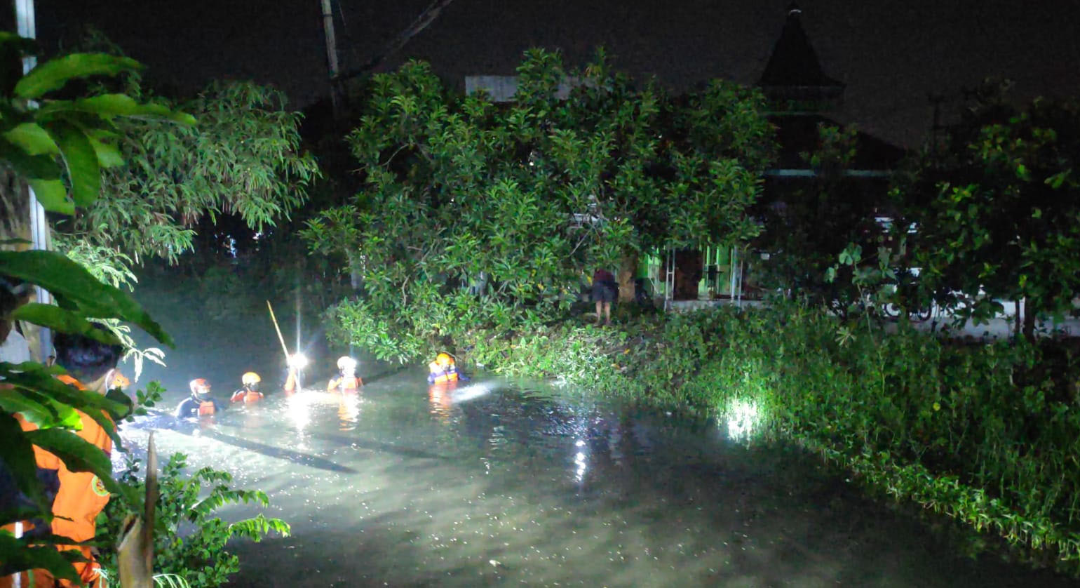 pencarian-bocah-tenggelam-di-sungai-pepelegi