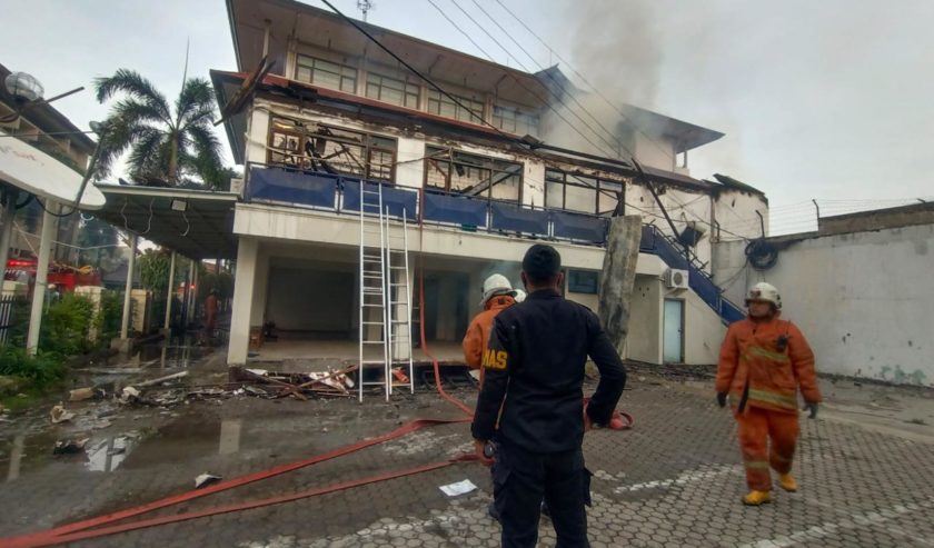 ruang-kelas-unipa-surabaya-yang-ludes-terbakar