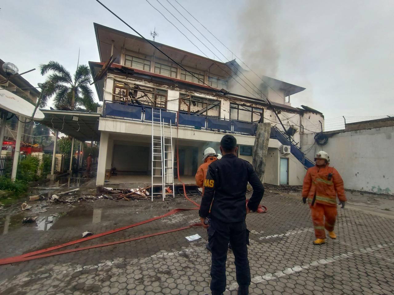 ruang-kelas-unipa-surabaya-yang-ludes-terbakar