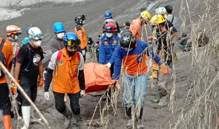 evakuasi-jenazah-korban-apg-semeru