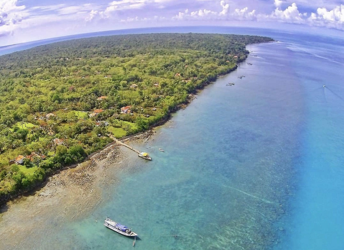 Pemandangan indah Gili Iyang dengan pantai berpasir putih dan laut biru yang tenang, surga tersembunyi di Madura