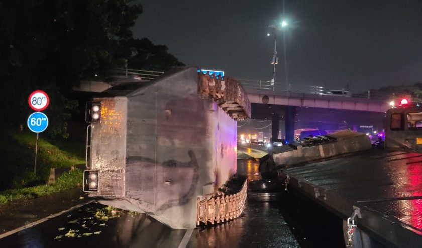 Truk TNI 9234-05 muat tank terguling di Tol Perak-Waru KM 9.700, Jumat (28/1) malam