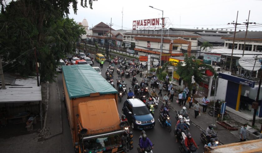 situasi-kepadatan-kendaraan-di-pertigaan-bangah-aloha