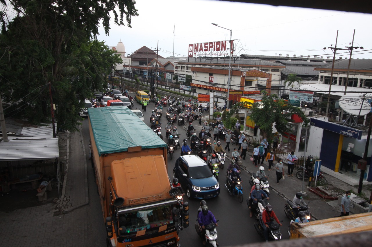 situasi-kepadatan-kendaraan-di-pertigaan-bangah-aloha