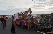 evakuasi-mobil-terbalik-di-suramadu