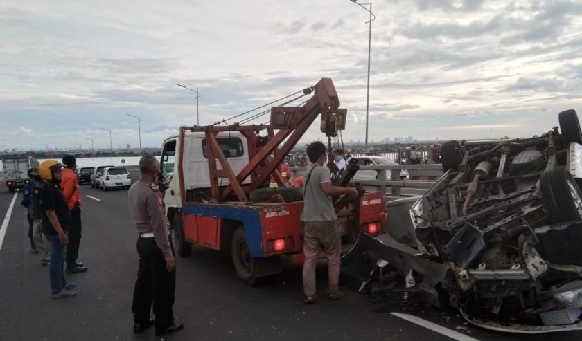 evakuasi-mobil-terbalik-di-suramadu