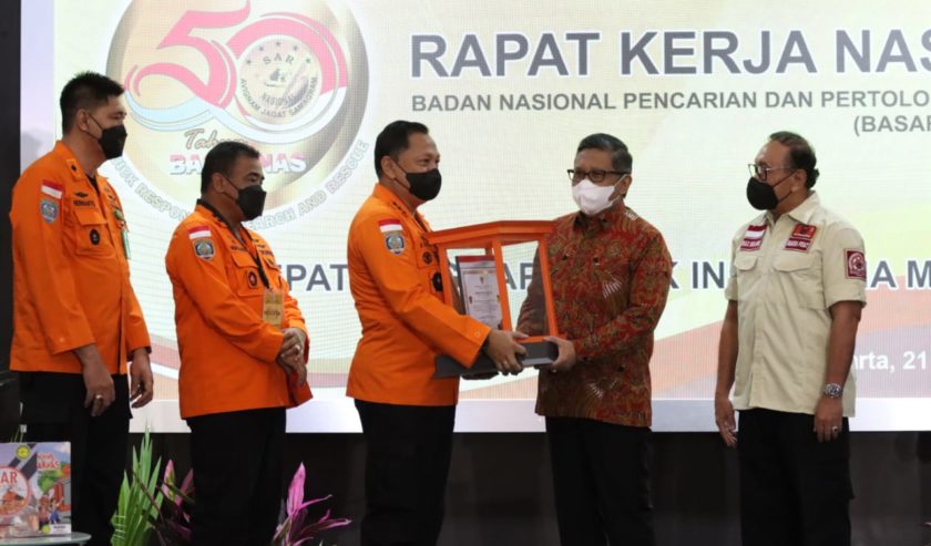 penghargaan-basarnas-untuk-pdip