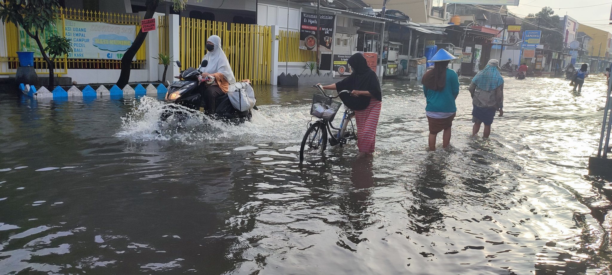 Banjir Hari Kedua di Tropodo Sidoarjo