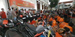 Polrestabes Surabaya Tangkap 46 Tersangka Kejahatan Jalanan, Rampas Motor dan Lukai Korban