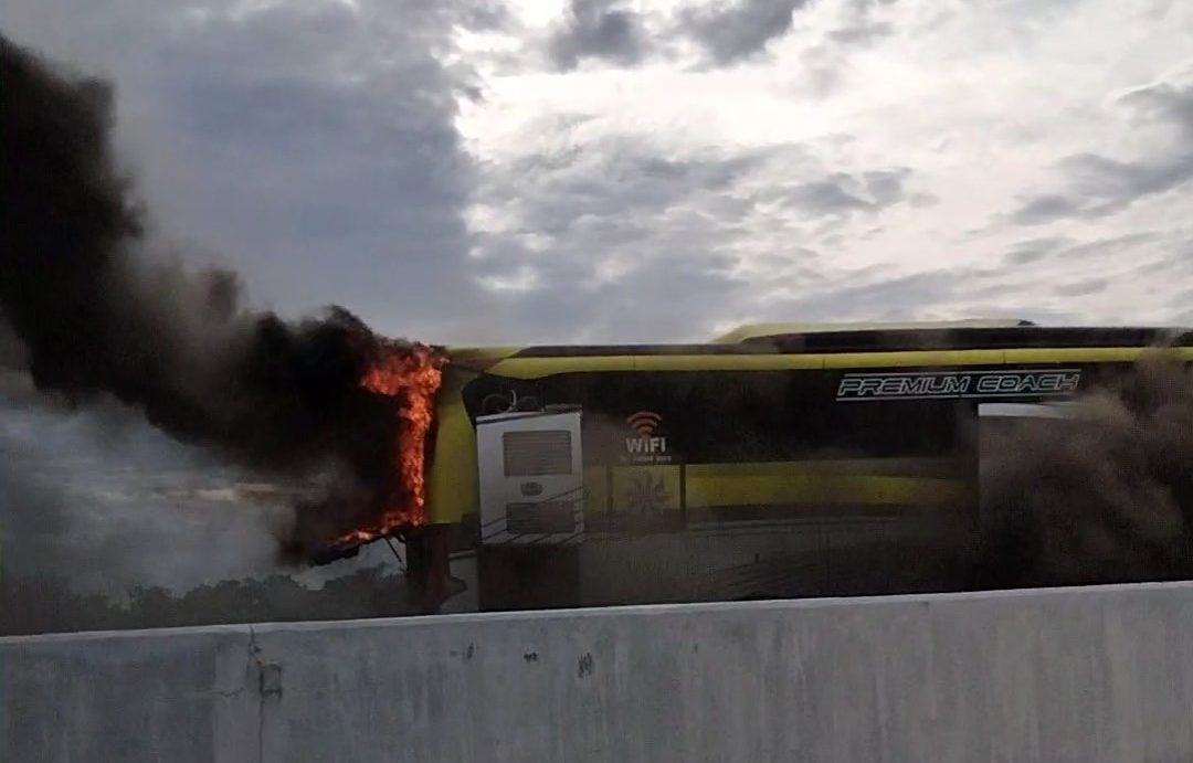 Seluruh Penumpang Berhasil Menyelamatkan Diri Saat Bus Terbakar Habis di Tol Pandaan