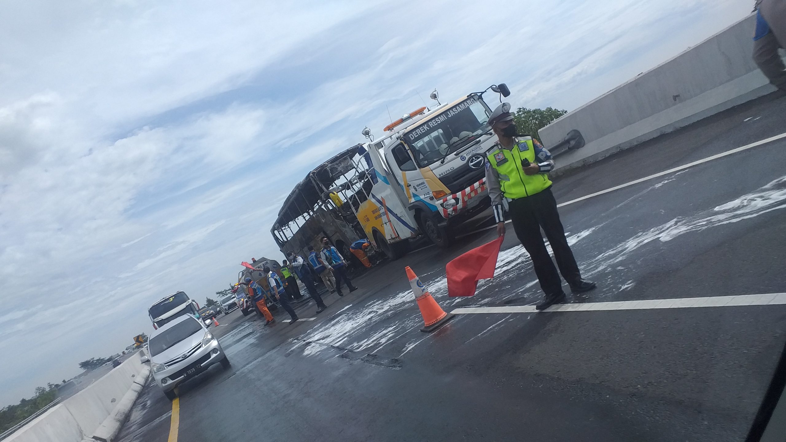 Dial Saat Bus Terbakar Habis di Tol Pandaan