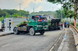 Truk Box Terguling Menutup Layang Trosobo Arah Krian