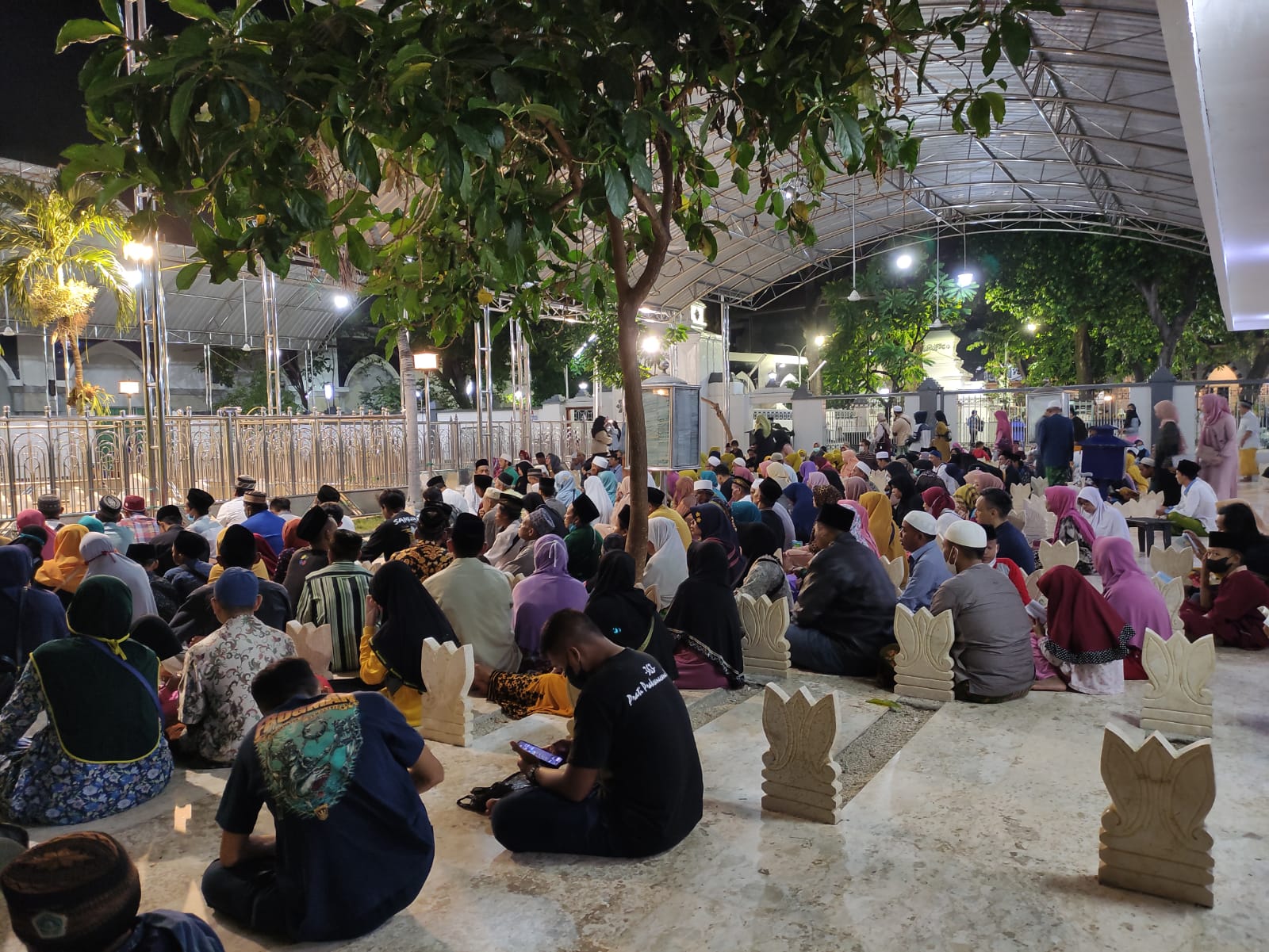 Masjid Ampel Dipadati Ribuan Pengunjung di Malam ke-25, Makin Larut Makin Ramai