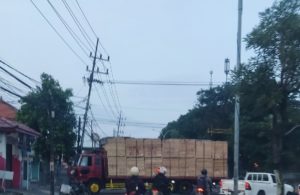 Truk Mogok di Jalan Veteran Gresik