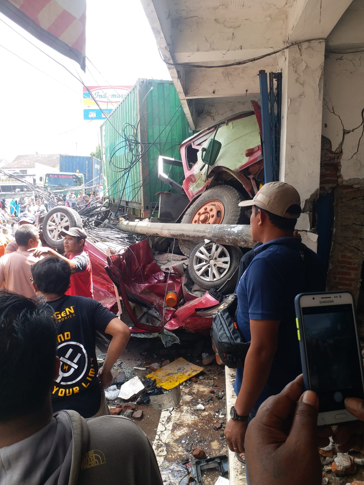 Truk Kontainer Menyeruduk Mobil dan Bangunan di Simpang Tiga Bungah Gresik