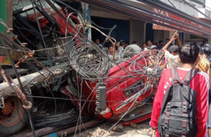 Truk Seruduk Mobil dan Bangunan di Bungah Gresik, Satu Orang Meninggal Dunia