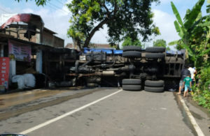 Truk Tabrak 12 Rumah, 3 Mobil, dan 2 Sepeda Motor di Pasuruan