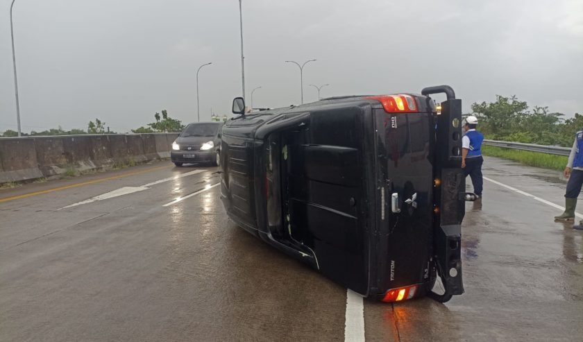 Kecelakaan mobil Triton di Tol Surabaya Mojokerto KM 728, Kamis (6/5/2022) sore akibat pecah ban. Korban nihil.