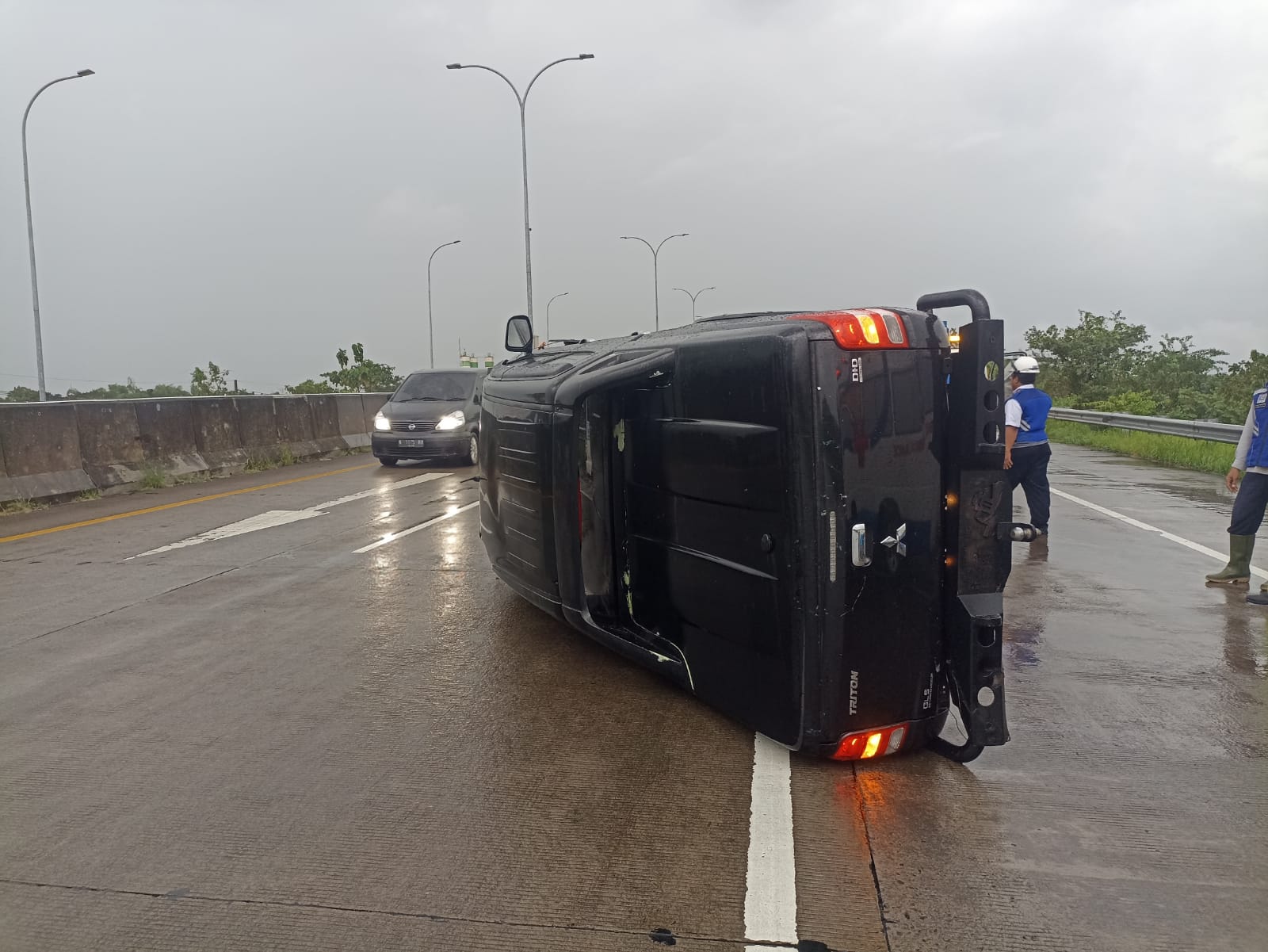Kecelakaan mobil Triton di Tol Surabaya Mojokerto KM 728, Kamis (6/5/2022) sore akibat pecah ban. Korban nihil.