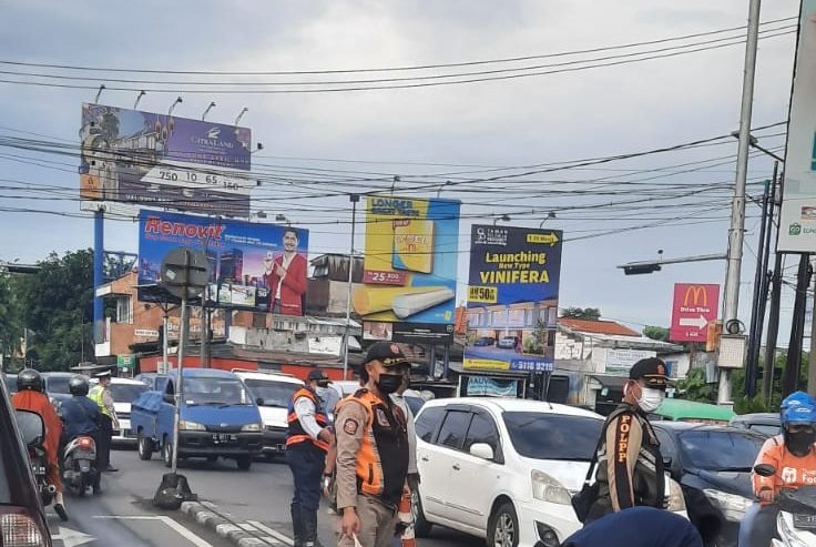 Pengecatan di median jalan Kedurus arah Gunungsari, Jumat (27/5/2022) pagi