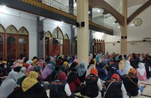 Tahlilan Massal di Masjid Al Ikhlas Benowo untuk Korban Kecelakaan di Tol Sumo