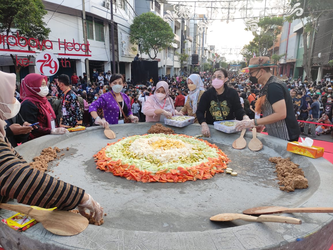 Festival Rujak Uleg Momen Kebangkitan Ekonomi Warga Surabaya