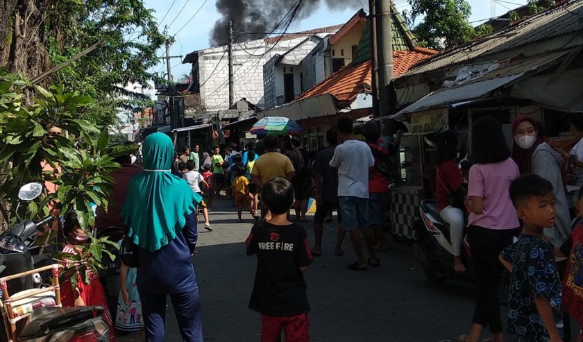 Kebakaran bengkel motor di Simo Gunung Barat Tol. Objek kebakaran sebuah bengkel motor. Terlihat asap hitam membubung tinggi.