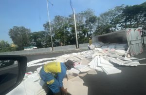 Kecelakaan Truk Terguling di KM 750 Tol Waru