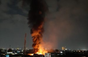 Gudang Rongsokan Terbakar di Siwalankerto Timur 1
