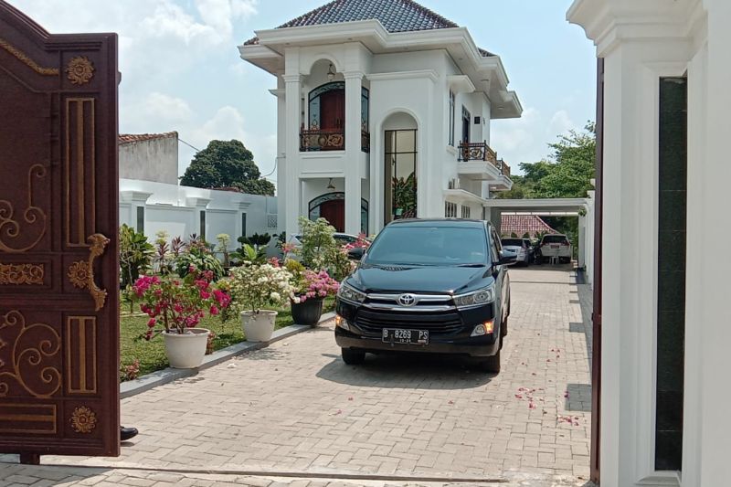 KPK Sita Uang Tunai dan Ransel Dari Rumah Mewah Karomani