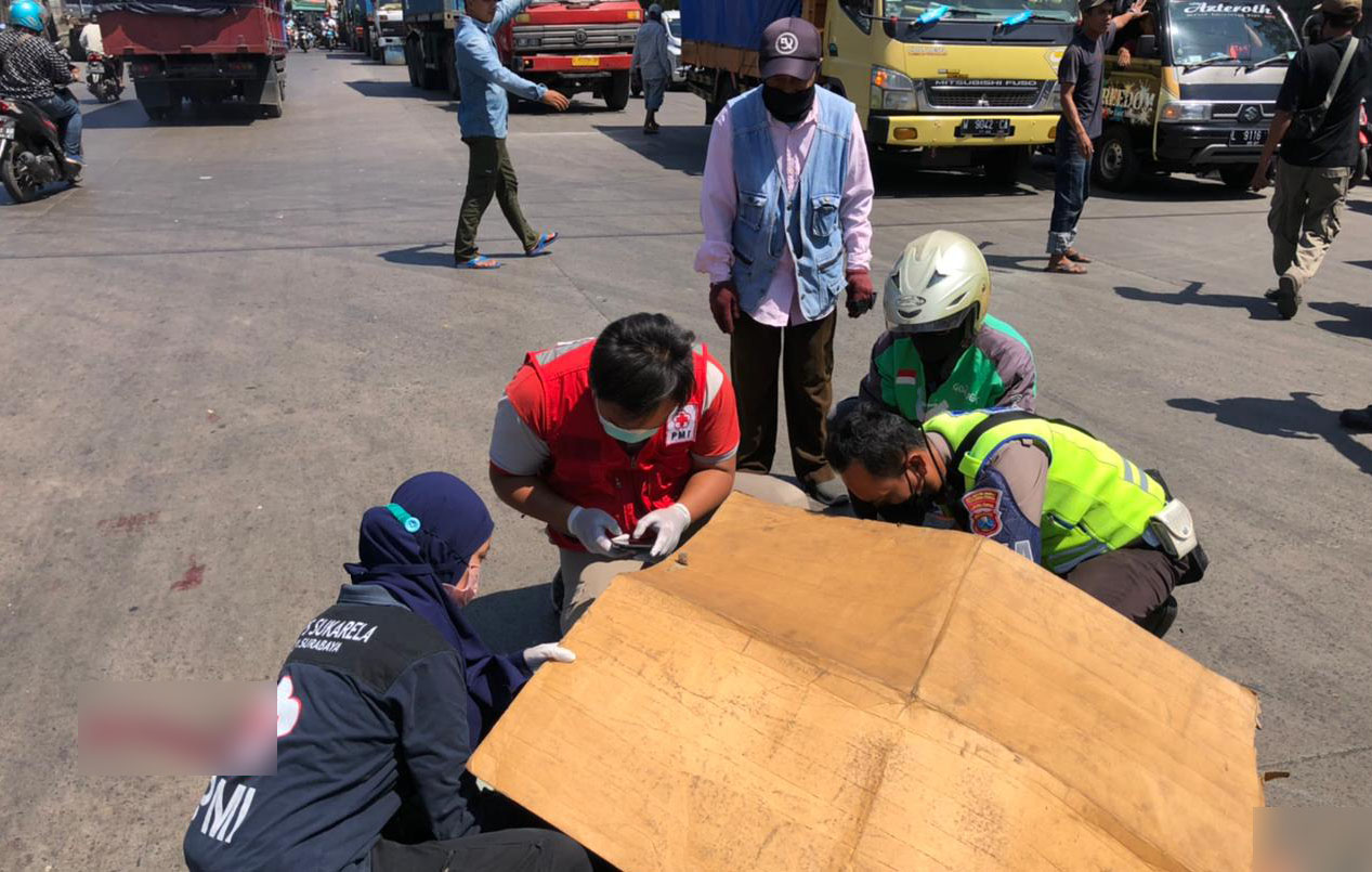 Gagal Menyalip Truk Kontainer di Jalan Kalianak Surabaya, Driver Ojol Meninggal