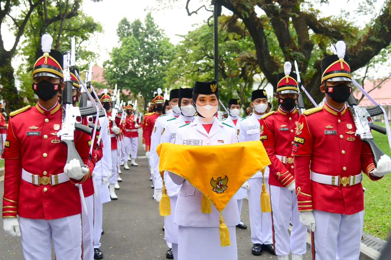 Tim Pancasila Sakti Sukses Menurunkan Bendera Sang Merah Putih di Istana Merdeka