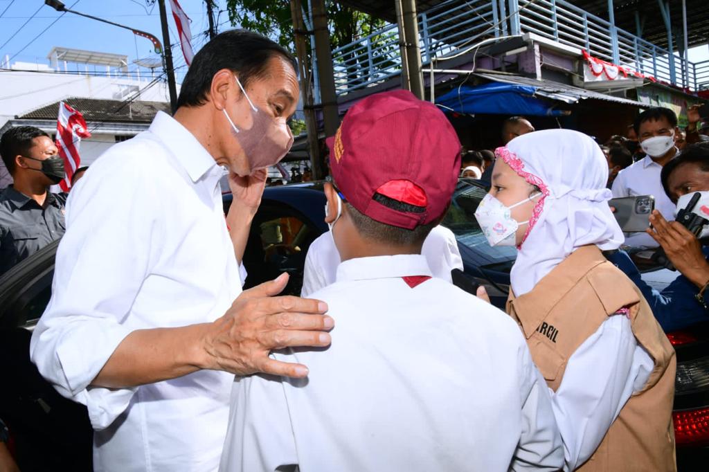 Dua Wartawan Cilik Wawancarai Jokowi Presiden di Surabaya