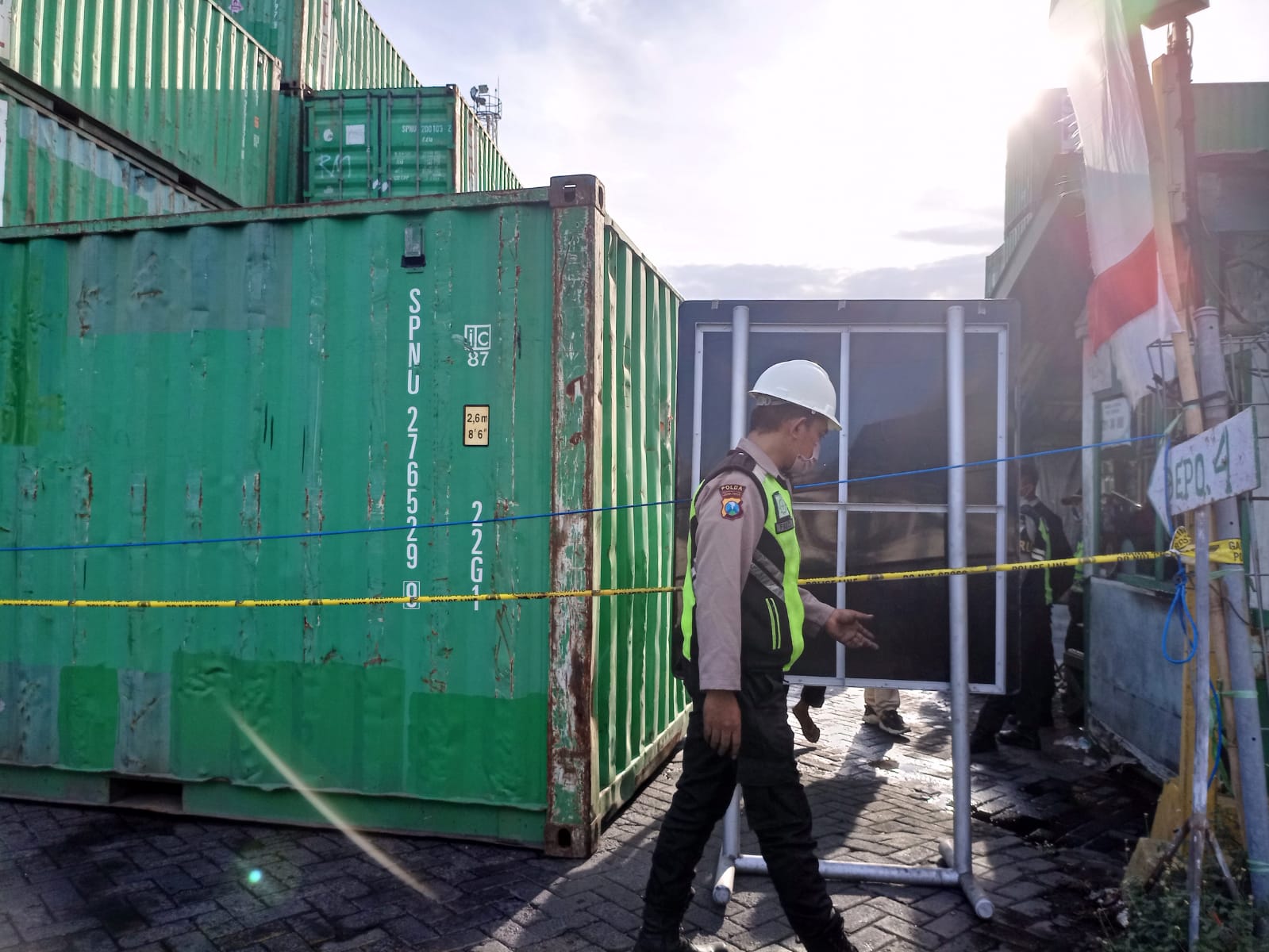 Polisi Cari Penyebab Kebakaran Reach Stacker di Depo SPIL Perak Surabaya
