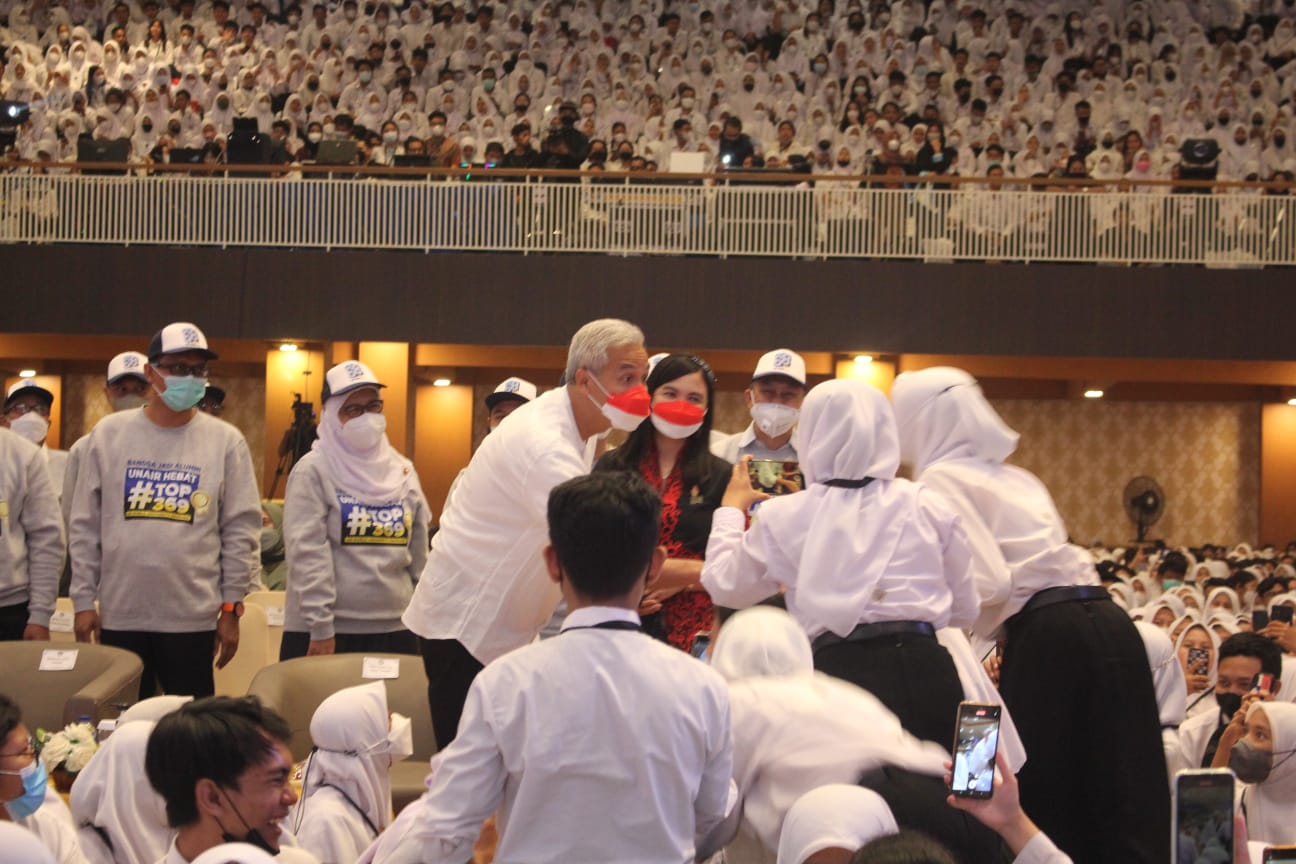 Penutupan PKKMB Unair 2022: Khofifah, Ganjar dan Gracia Beri Semangat Para Peserta