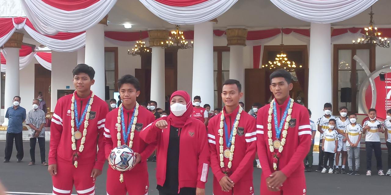 Khofifah Sambut Empat Pemain Timnas U-16 di Grahadi Usai Juarai Piala AFF