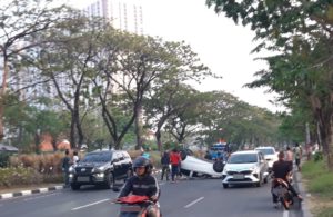 Mobil Terbalik di Merr Surabaya