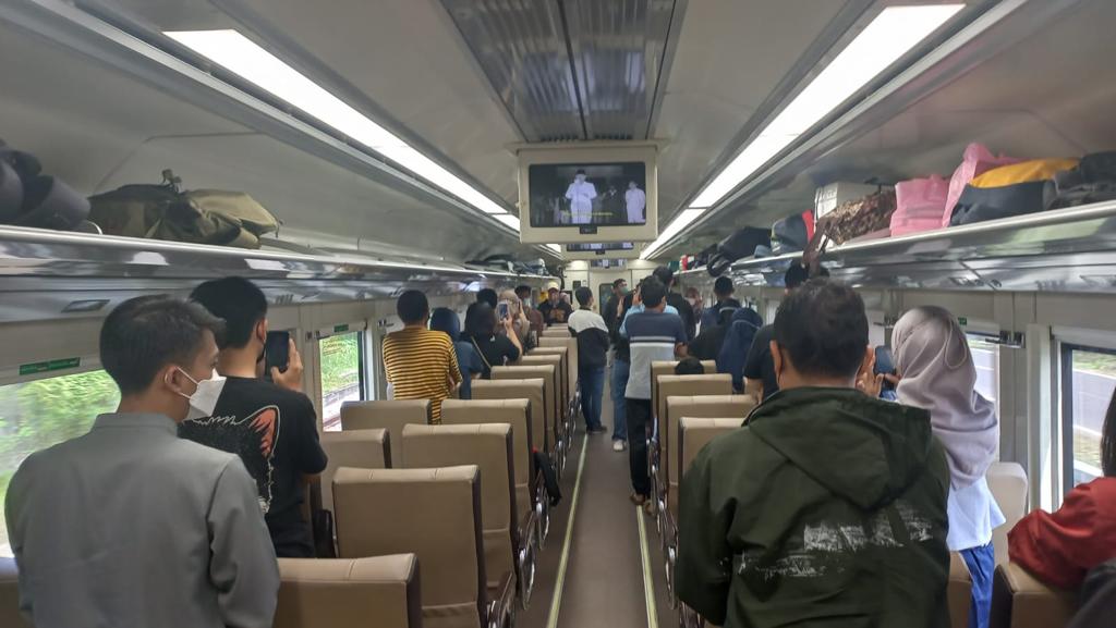 Penumpang KAI Daop 8 Khidmat Saat Mengheningkan Cipta di Kereta