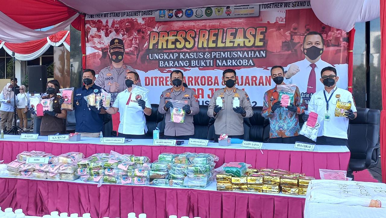 Polisi Amankan 16 Juta Obat Keras dan 200 Kilogram Sabu-sabu yang Masuk ke Jatim