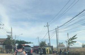Truk Terguling di Raya Kedamean Gresik