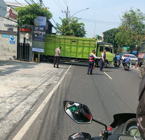 Ada Truk mogok yang posisinya melintang di Raya Mastrip seberang Sekolah Muhammadiyah arah ke Kedurus, Jumat (16/9) pagi. 