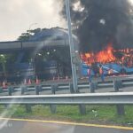 Bus Terbakar di Gate Tol Menanggal arah Juanda