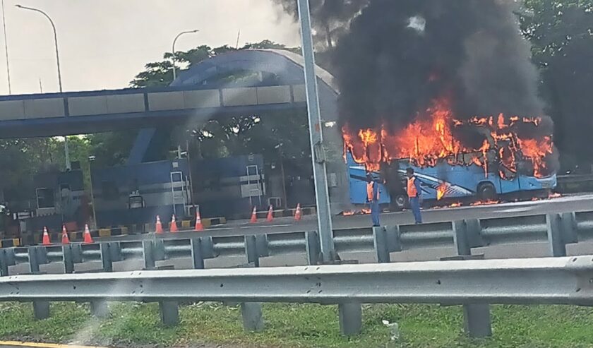 Bus Terbakar di Gate Tol Menanggal arah Juanda