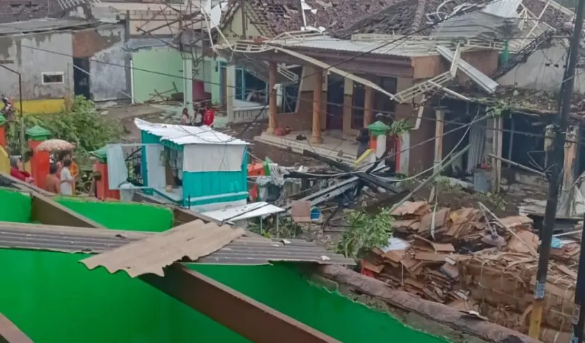Puting Beliung Landa Sekitaran Sidoarjo Kota, Banyak Rumah Warga Dilaporkan Rusak - Suara Surabaya